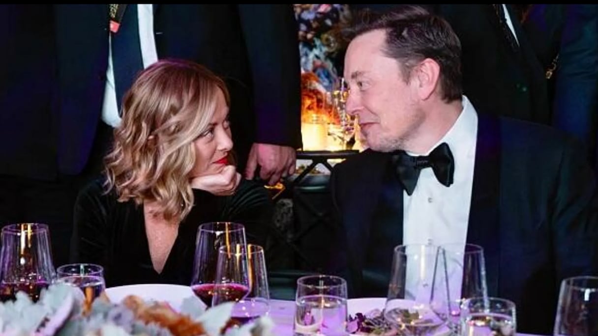 صورة إيلون ماسك وجورجيا ميلوني التي أثارت الجدل