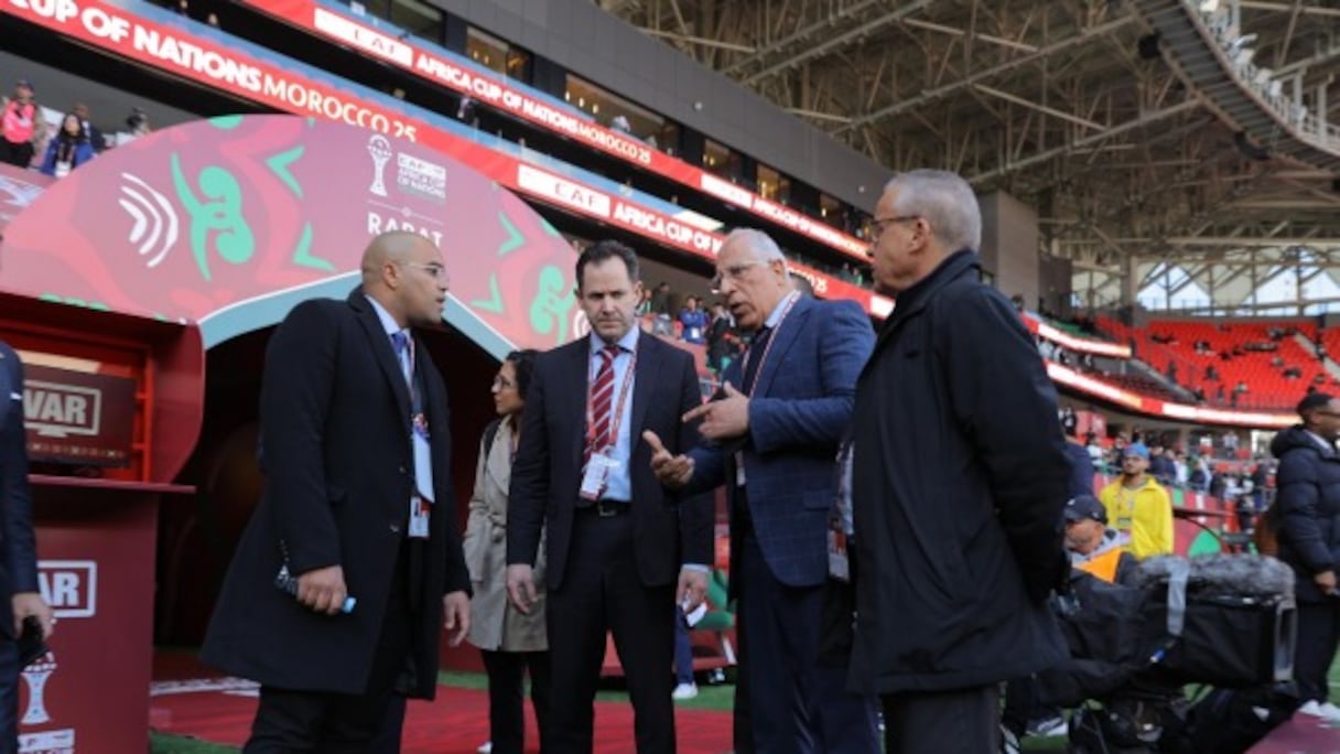 Les membres de la délégation du FBI en visite au stade Moulay El Hassan à Rabat.