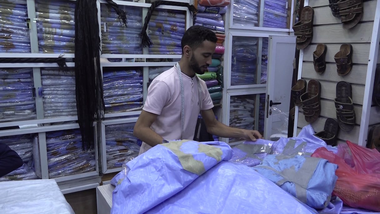 الملحفة والدراعة.. زي تقليدي يصمد أمام إيقاع الحداثة بالصحراء المغربية