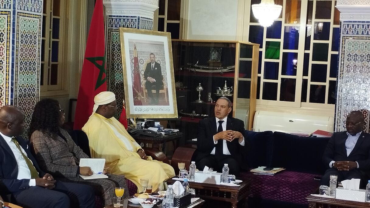 سفير الغابون يحل بالعيون في إطار الاحتفالات بذكرى المسيرة الخضراء المظفرة