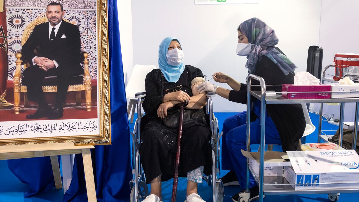 ممرضة تعطي جرعة من لقاح فيروس كورونا فايزر-بيوانتك -19 في مركز تلقيح بمدينة سلا، 5 أكتوبر 2021