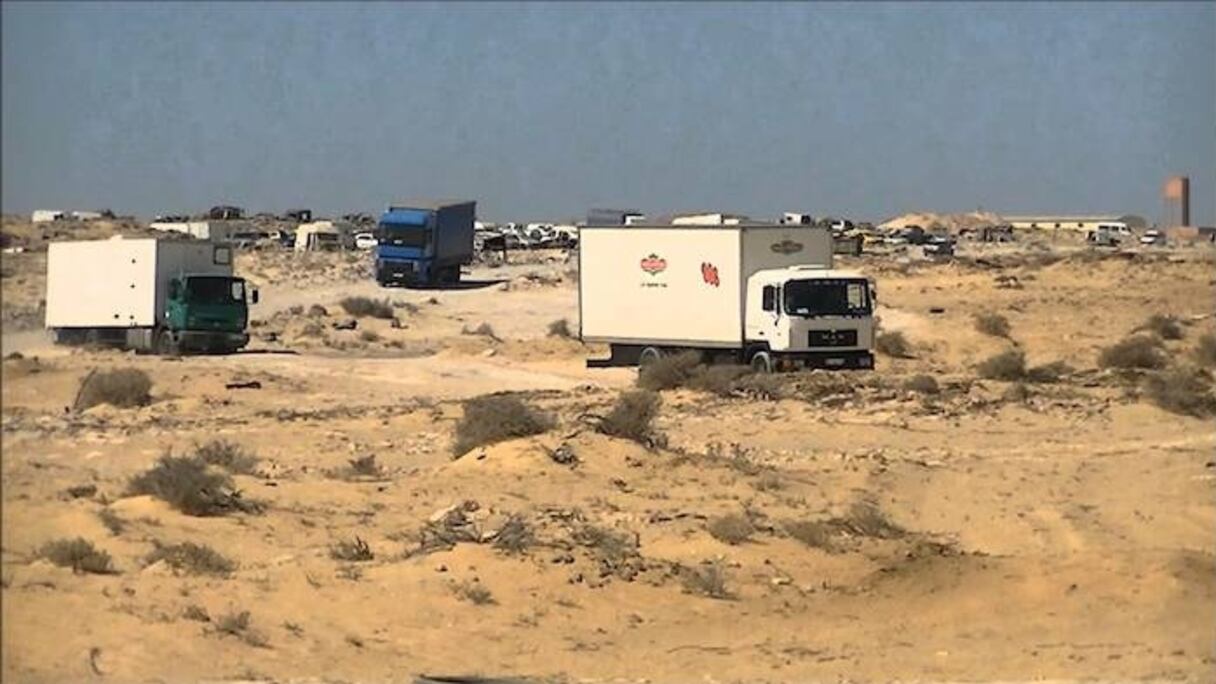 Des camions marocains de transport de marchandises dans le "no man's land" entre le Maroc et la Mauritanie.