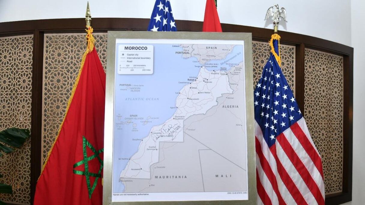 Les drapeaux du Maroc et des États-Unis. Au centre, la carte du Royaume.