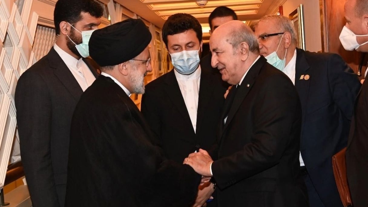 Le président algérien Abdelmadjid Tebboune et l'ancien président iranien Ebrahim Raïssi.