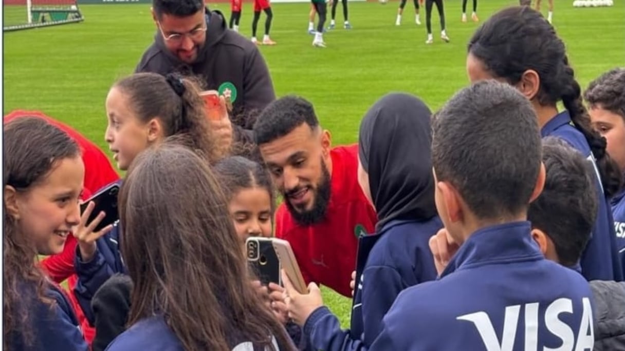 Les Lions de l’Atlas recevant les enfants de la famille de la Sûreté nationale.