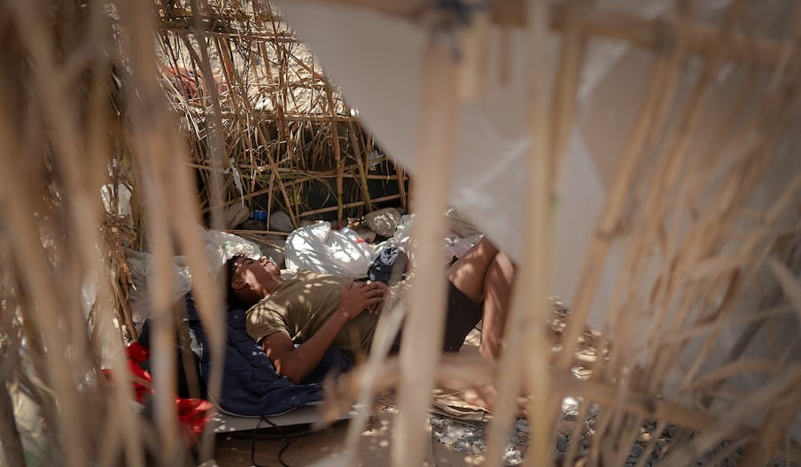 في سبتة.. الحياة اليومية للمهاجرين وسط مخيمات عشوائية والجوع والتنميط العنصري