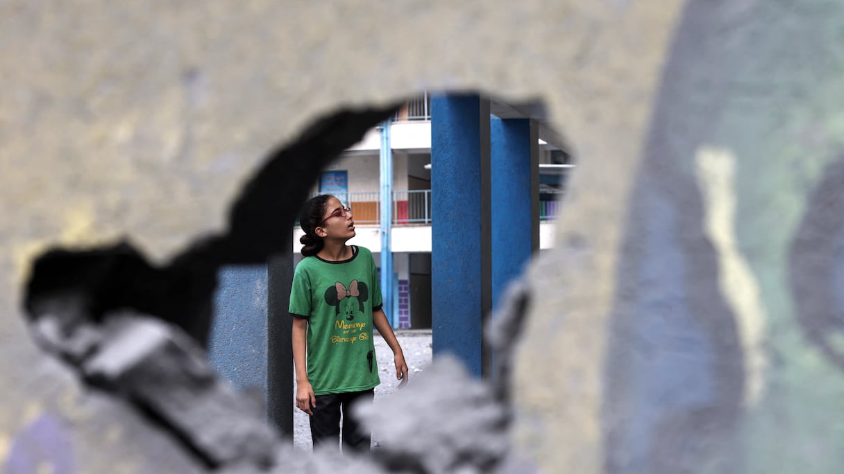 Une jeune fille palestinienne assistant aux dégâts à Gaza après le début de riposte israélienne aux attaques du Hamas contre l'Etat hébreu.