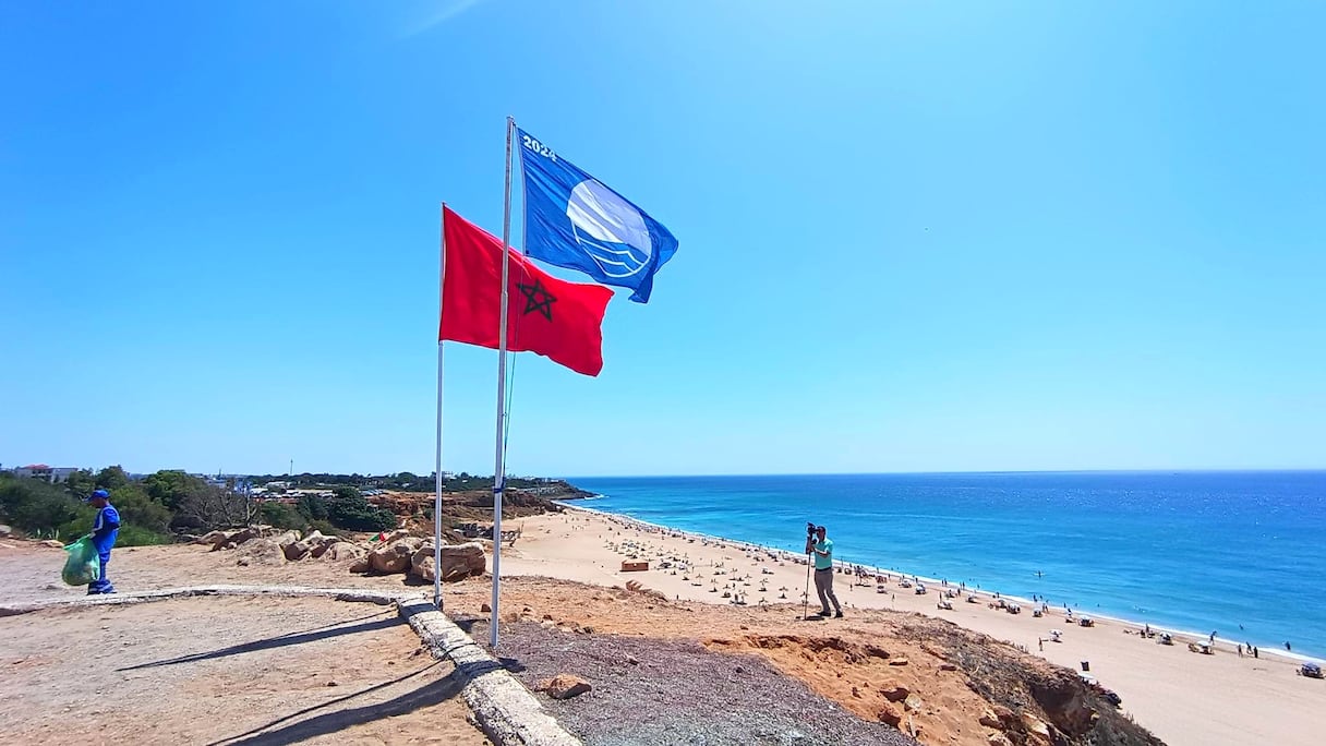 شواطئ أشقار بطنجة تتزين باللواء الأزرق