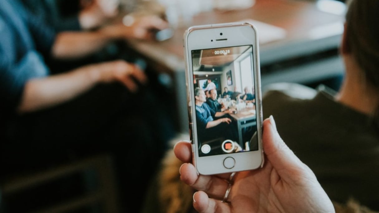 تصوير شخص دون علمه