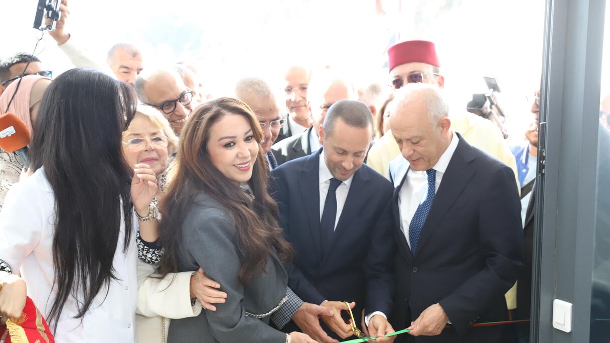 وزير الصحة والحماية الاجتماعية أمين التهراوي، رفقة والي جهة الدار البيضاء سطات، وعمدة الدار البيضاء خلال افتتاح مركز جديد لتصفية الدم بالدار البيضاء.