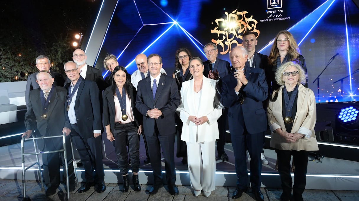 الرئيس الإسرائيلي إسحاق هرتزوغ يوشح مستشار الملك أندري أزولاي بميدالية الشرف الرئاسية