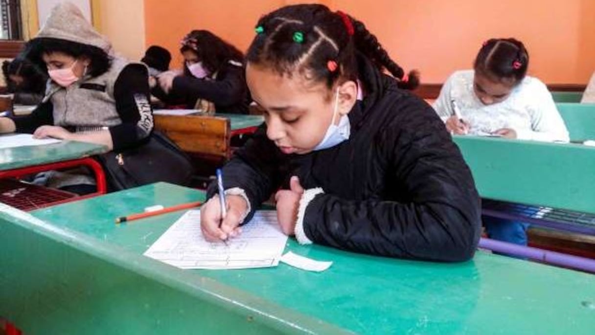 تلاميذ يجتازون امتحانات