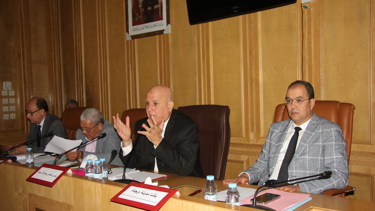 مجلس جماعة وجدة بدون ميزانية.. المعارضة تنتقد والرئيس يوضح الحيثيات