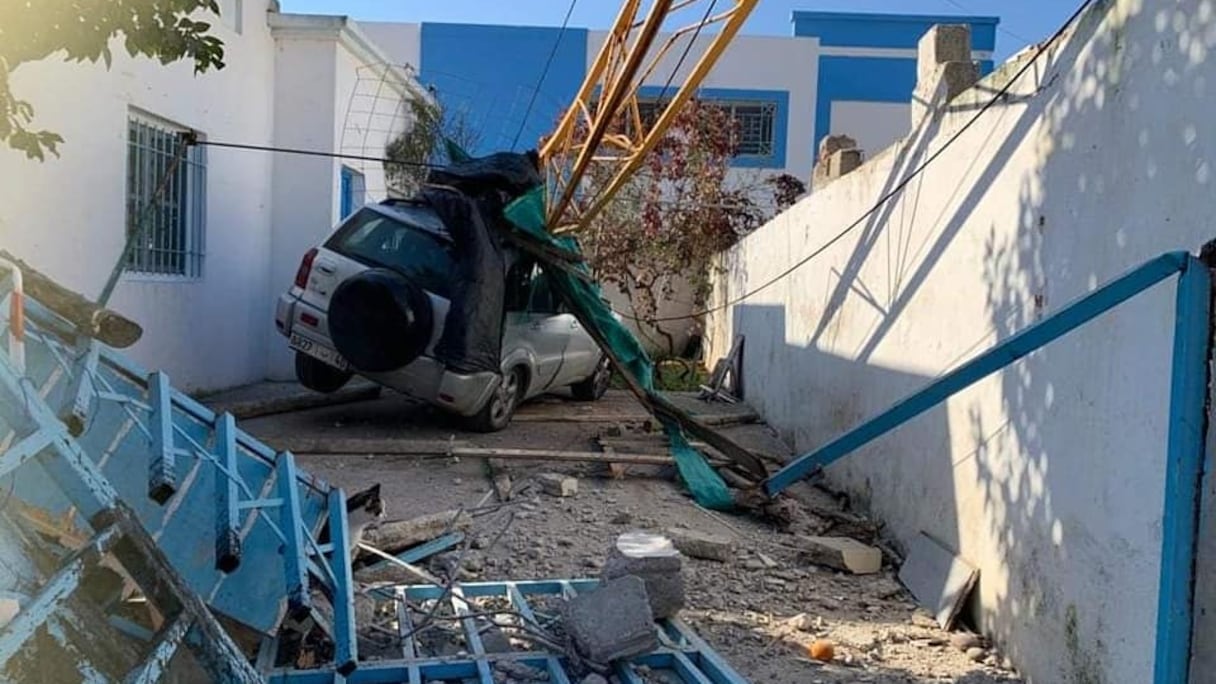 سقوط رافعة على مدرسة بمارتيل