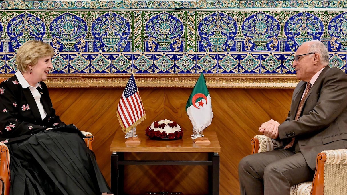 Le ministre algérien des Affaires étrangères, Ahmed Attaf, recevant l'ambassadrice des Etats-Unis, Elizabeth Moore Aubin, à Alger le 23 décembre 2024.