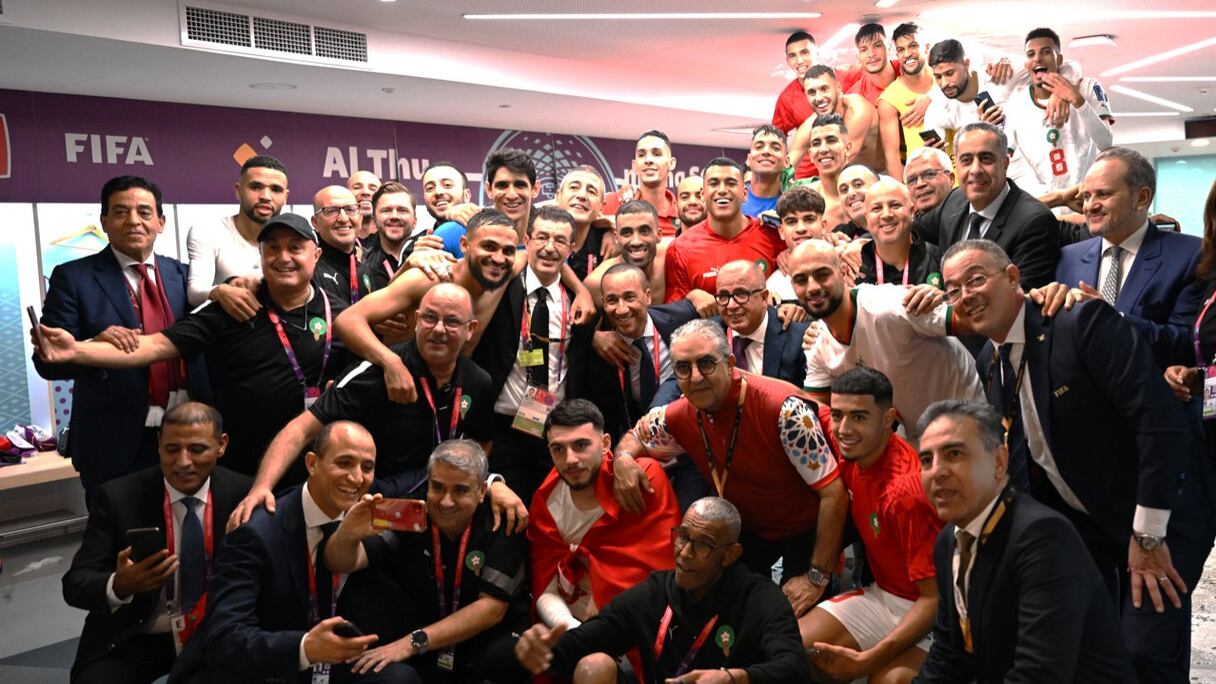 Nasser Bourita, Abdellatif Hammouchi et Yassine Mansouri avec les Lions de l'Atlas au stade Al Thumama à Doha, le jeudi 1er décembre 2022