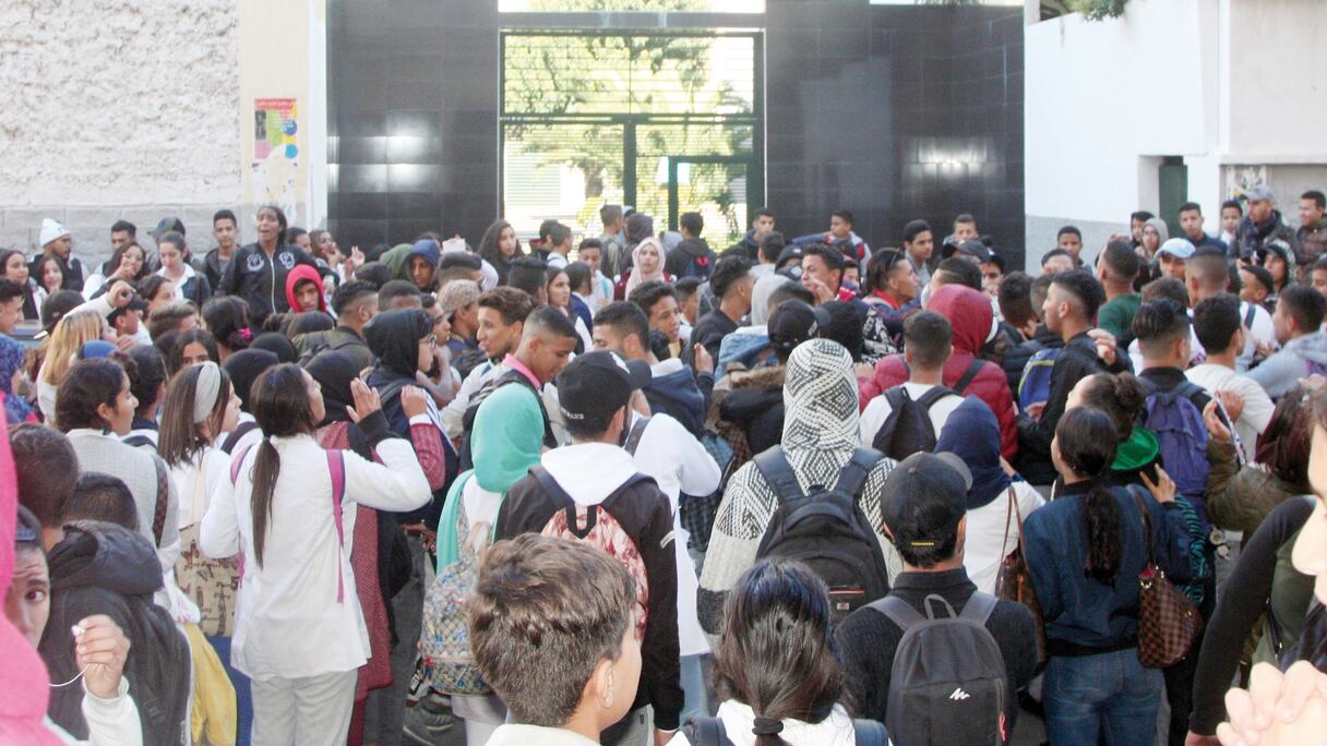 صورة تعبيرية . تجمهر تلاميذ أمام مؤسسة تعليمية