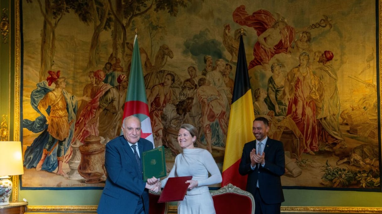 A gauche, le ministre algérien des Affaires étrangères, Ahmed Attaf, à Bruxelles, en mars 2026.