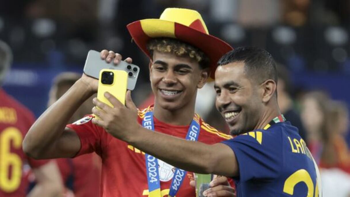 لامين يامال ووالده منير نصراوي