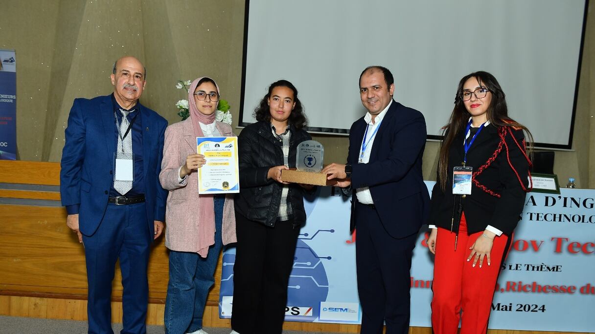 توزيع الجوائز على المشاركين الذين مثلوا مدارس المهندسين والكليات والمعاهد في الدورة الثالثة لليوم الوطني للابتكار