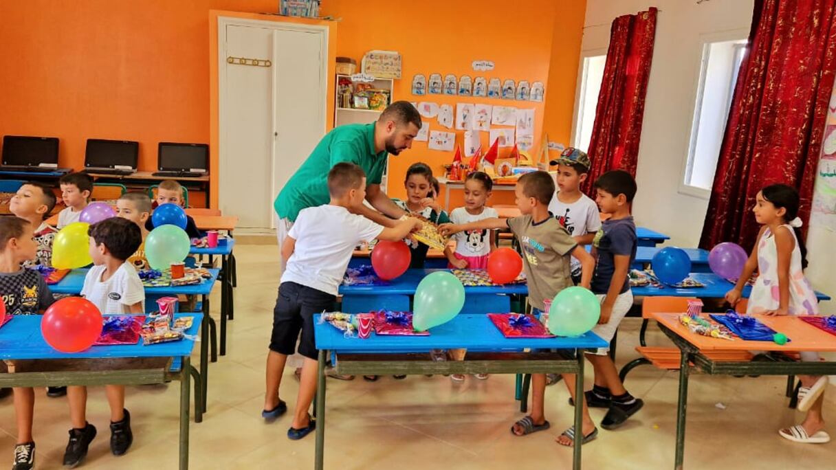 أستاذ يستقبل تلاميذه بطريقته الخاصة