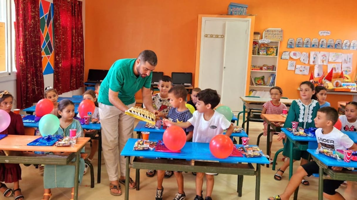 أستاذ يستقبل تلاميذه بطريقته الخاصة