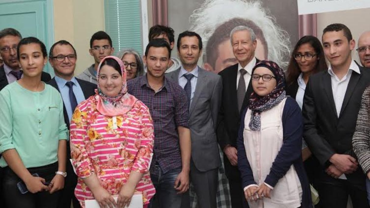 صورة تذكارية تجمع طلبة الأقسام التحضيرية بثانوية محمد الخامس مع رشيد بلمختار وزير التربية الوطنية والتكوين المهني ومحمد بنشعبون رئيس مجموعة البنك الشعبي
