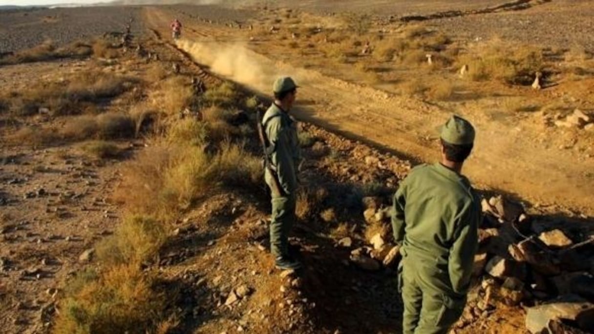 عناصر من الجيش في الحدود بين المغرب والجزائر
