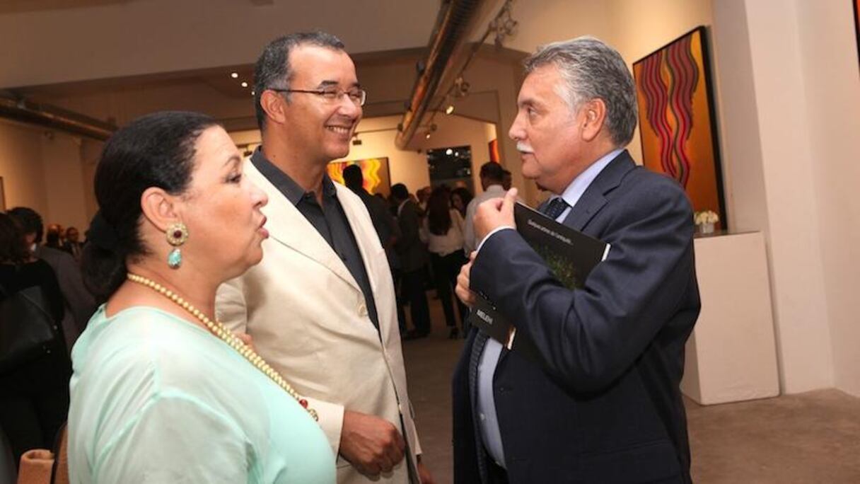 الوزير بنعبدالله وفؤاد الدويري الوزير السابق في الطاقة والمعادن وحرمه في نقاش على هامش المعرض
