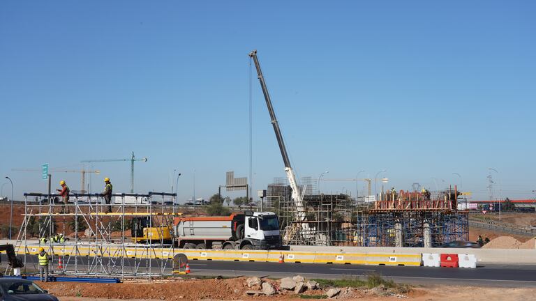 مشاهد حصرية لتشييد مفترق طرق من 3 مستويات بمدخل الدار البيضاء (خليل السالك /Le360)