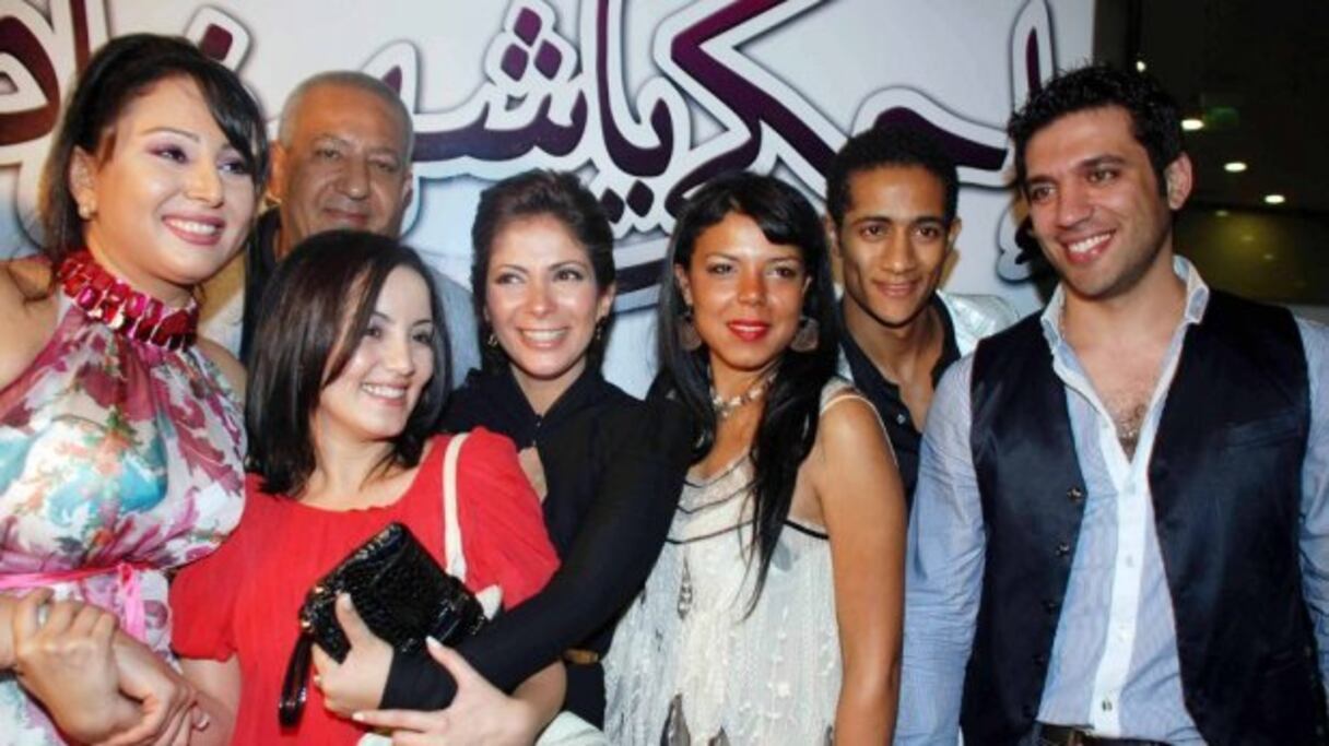 سناء عكرود مع فريق فيلم "احكي يا شهرزاد" المثير للجدل
