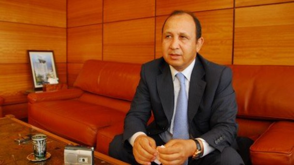 يملك عبد السلام أحيزون آخر صيحات الطائرات الخاصة، إذ روت بعض المصادر أن طائرته تتسع لـ12 راكبا بمن فيهم السائق، ومكتب صغير لاستكمال الأعمال.
