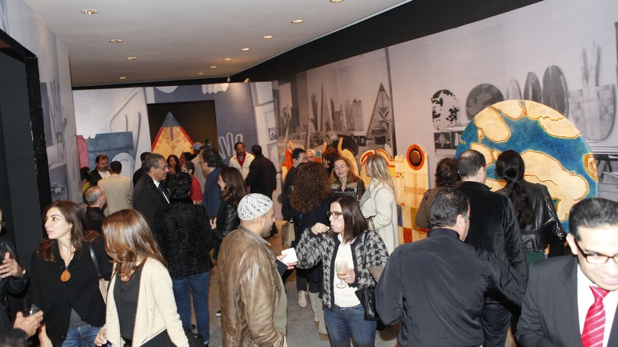 أثناء افتتاح معرض لكاهية بحضور نخبة من الفنانين والمثقفين.
