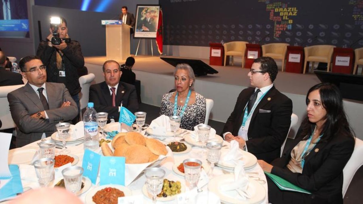 الوزير المنتدبة في الخارجية والتعاون امباركة بوعيدة إلى جانب إبراهيم الفاسي الفهري ويشاركهما المائدة محمود جبريل