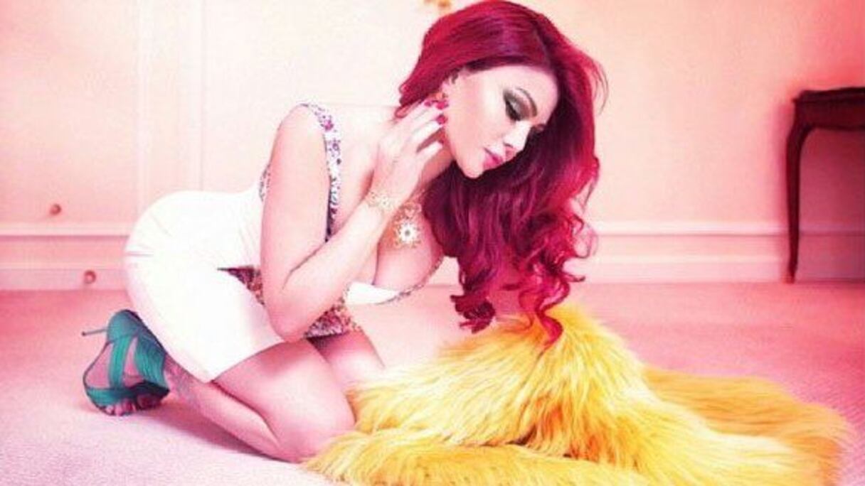 النجمة اللبنانية هيفاء وهبي يصل طولها إلى 164 سنتيما
