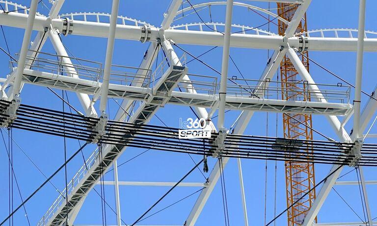 أشغال تركيب عوارض السقف الأخيرة بملعب طنجة الكبير