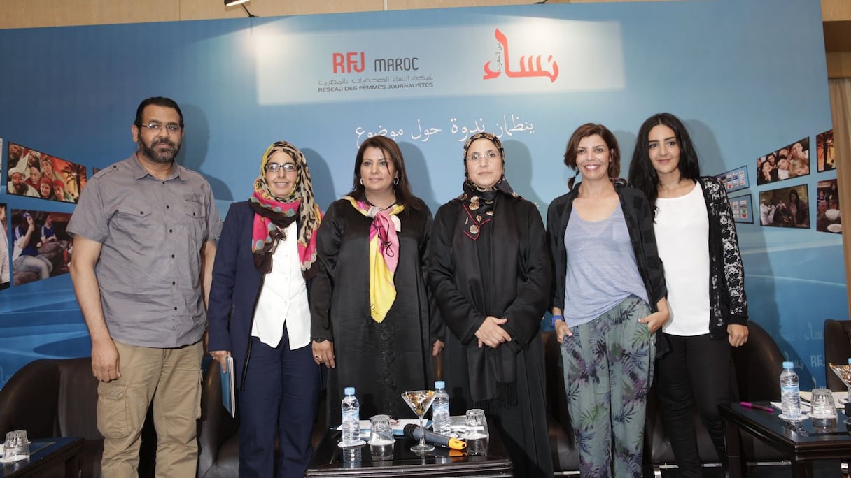 المشاركون في الندوة من اليمين: صوفيا شهاب، لطيفة أحرار، بسيمة الحقاوي، خديجة سبيل، مليكة نجيب وعز العرب العلوي
