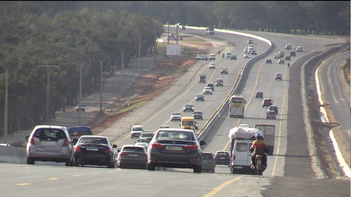 Circulation de voitures sur le tronçon de route menant de Salé vers l’autoroute de Fès (Est).
