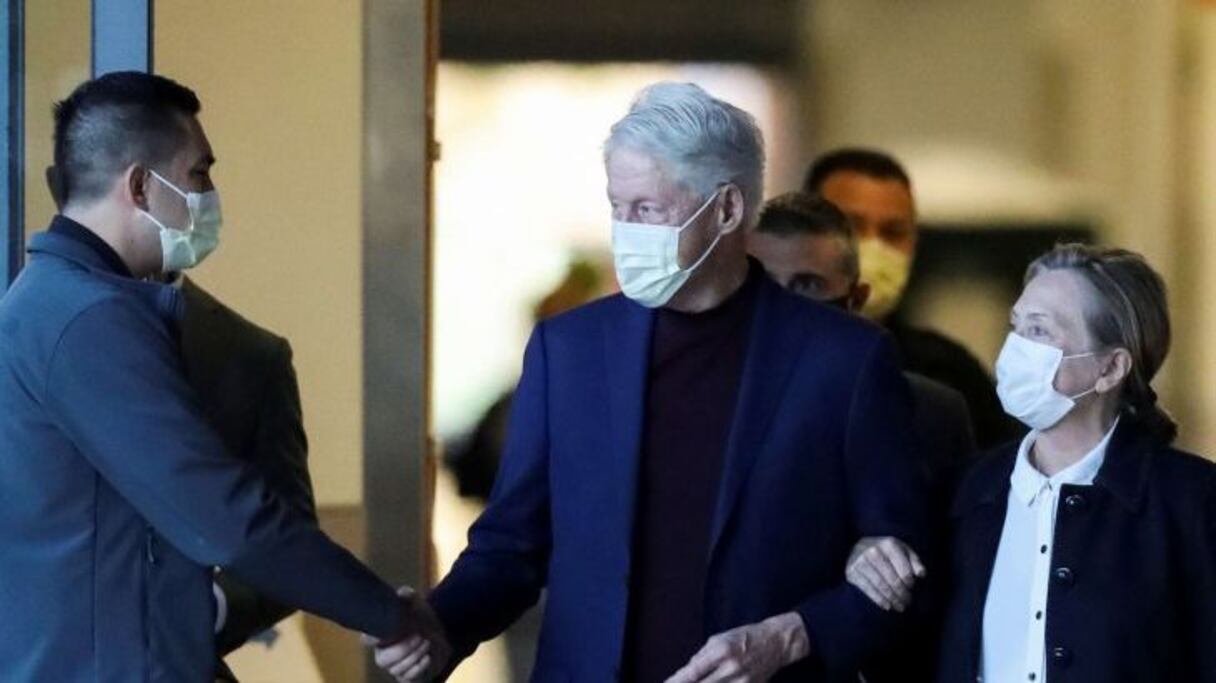 الرئيس الأمريكي الأسبق بيل كلينتون يغادر المستشفى بعد خضوعه لعلاج استمر خمسة أيام
