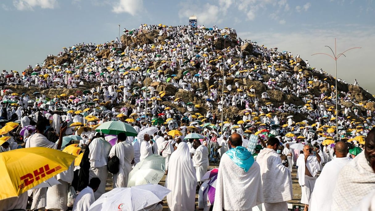 وقوف الحجيج بجبل عرفات
