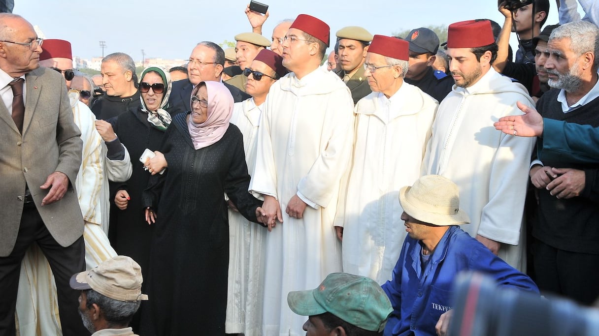 الفنانة ثريا جبران، في لحظة وداع لأستاذها الطيب الصديقي الذي حضر جنازته كذلك مستشارا الملك عبد اللطيف المنوني، وياسر الزناكي، وكذا والي جهة الدارالبيضاء، خالد سفير
