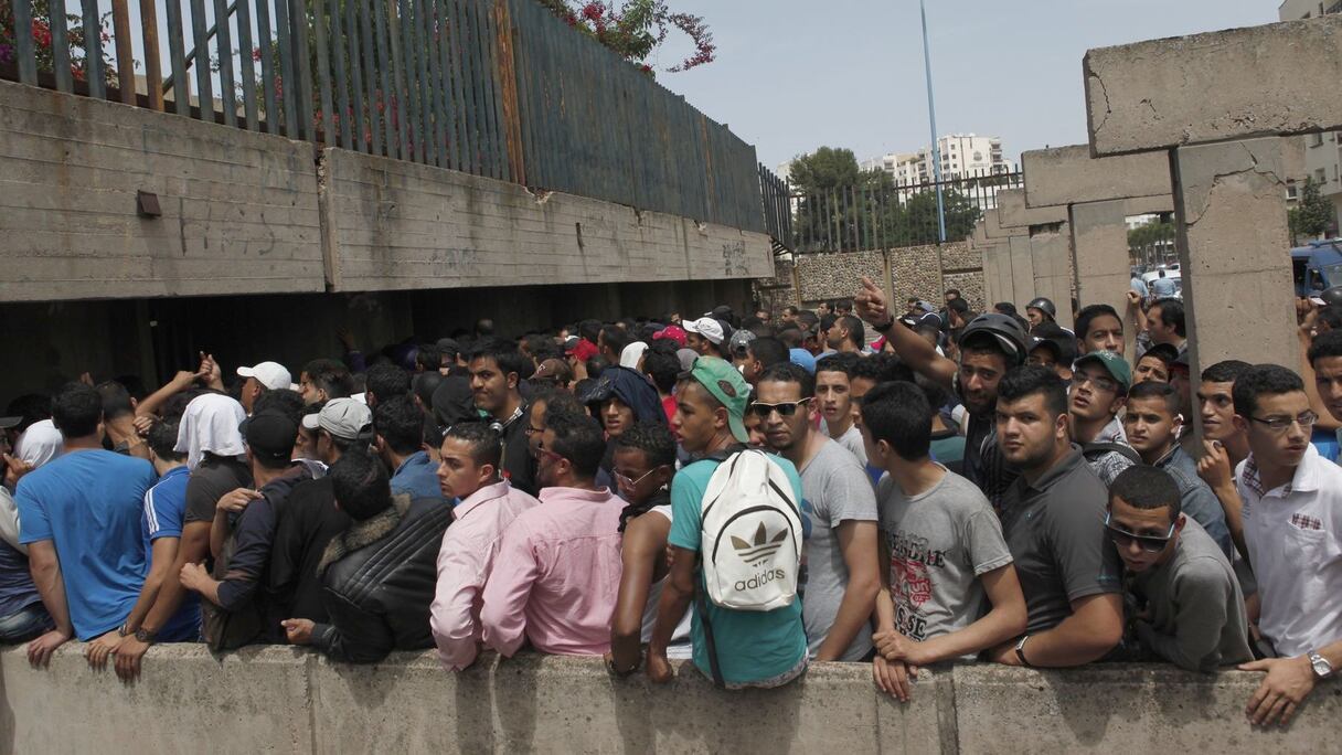 صفوف طويلة من أجل الحصول على تذكرة القمة
