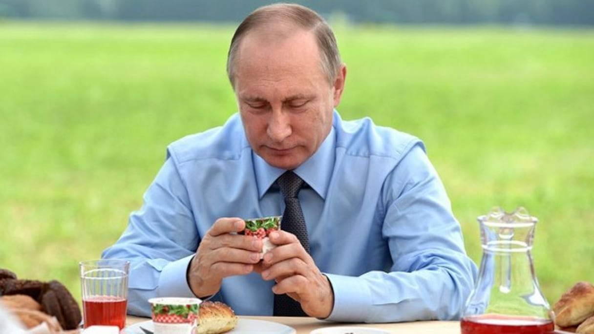 الرئيس الروسي فلاديمير بوتين يتناول وجبة