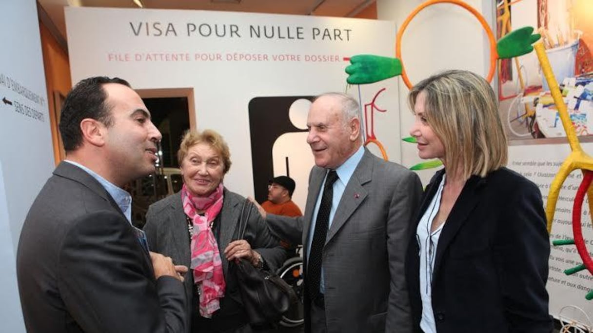 هشام الداودي مدير الشركة المغربية للأعمال والتحف الفنية بالدار البيضاء " CMOOA" رفقة أحد حضور زاروا معرض عبد الكريم الوزاني
