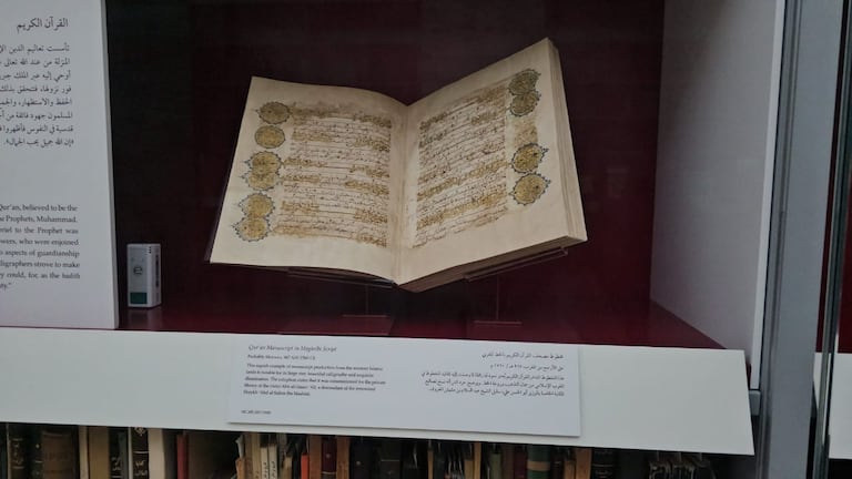 مصحف بالخط العربي يعود تاريخه إلى خمسينيات القرن الماضي، وتحديدا سنة 1520 ميلادية، من المغرب.