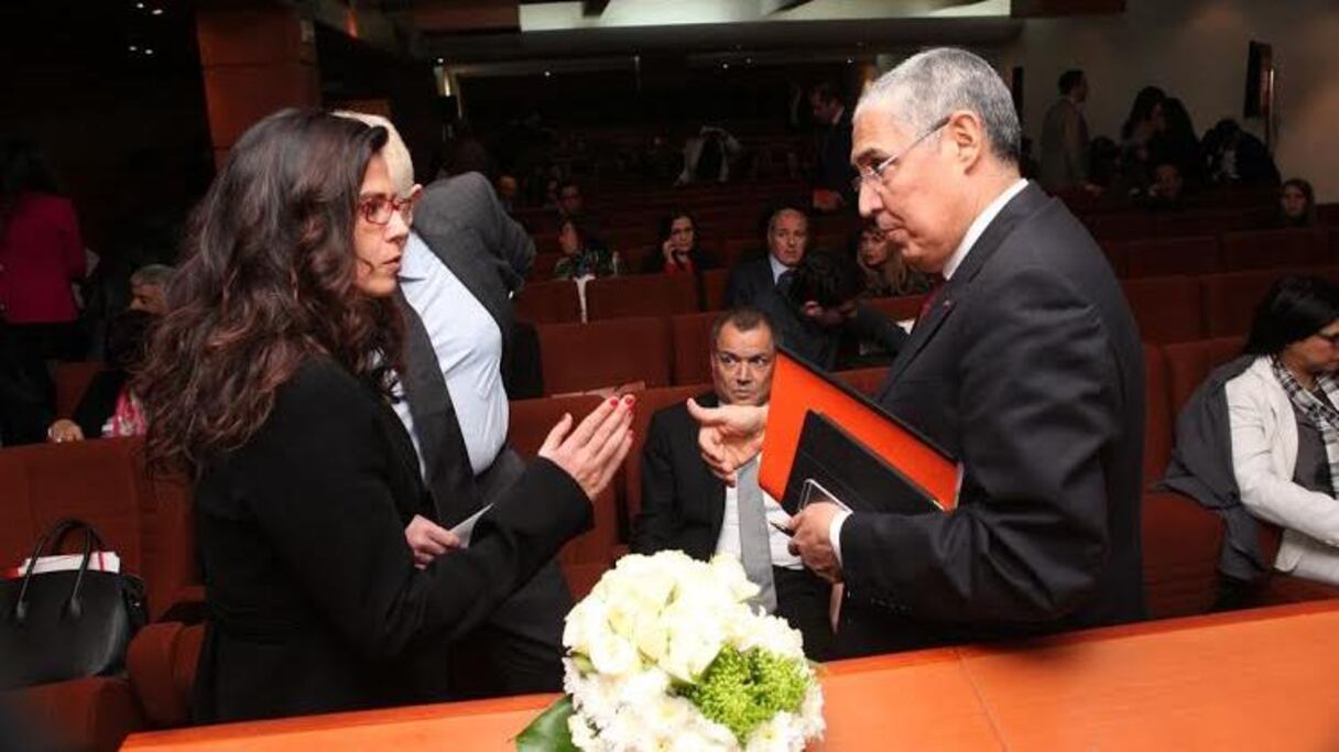 منى قاديري المكلفة بمهمة في حديث مع مديرها العام محمد الكتاني
