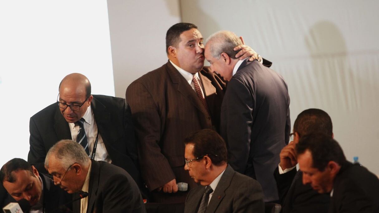 مسكوت يقدم قبلة ولاء لعبد الإله أكرم
