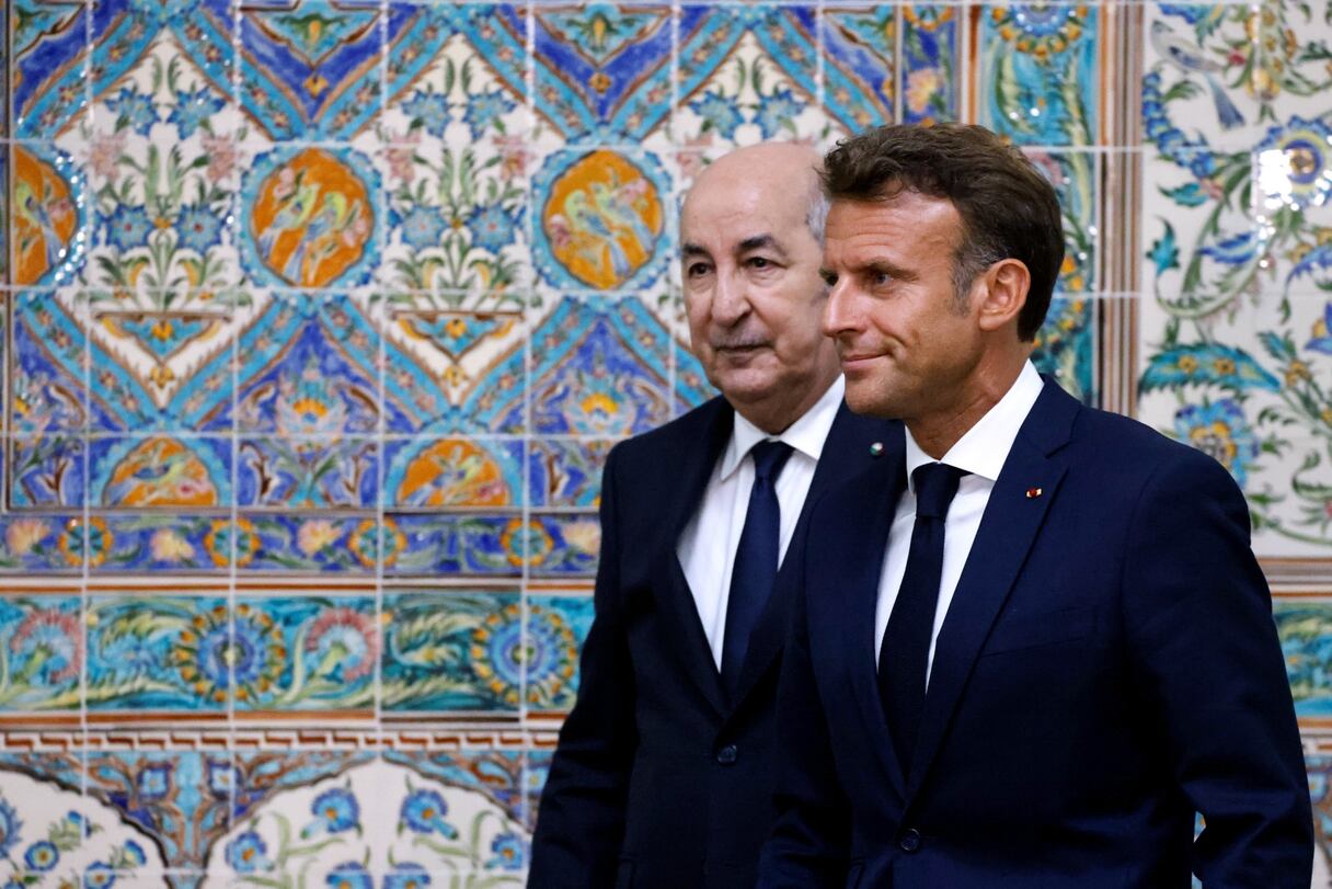 Le président français Emmanuel Macron et son homologue algérien, Abdelmadjid Tebboune, le 25 août 2022 à Al Mouradia, à Alger.