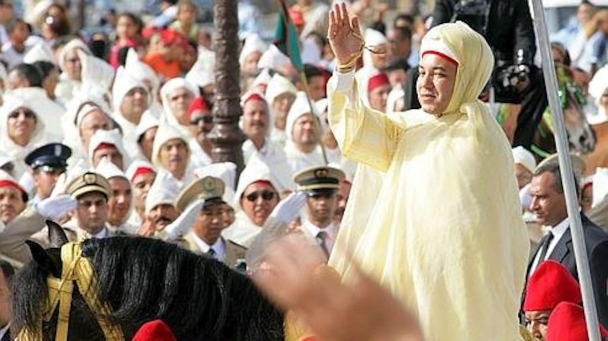 صورة تؤرخ، لأول حفل بيعة أقيم للملك محمد السادس في أول سنة من حكمه.