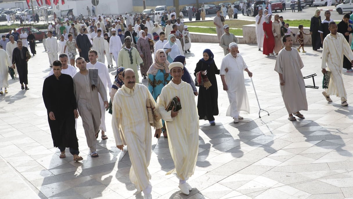 نساء وشباب وكهول وشيوخ وأطفال والهدف واحد.. الصلاة في ساحة المسجد الفسيحة التي تحولت إلى مصلى
